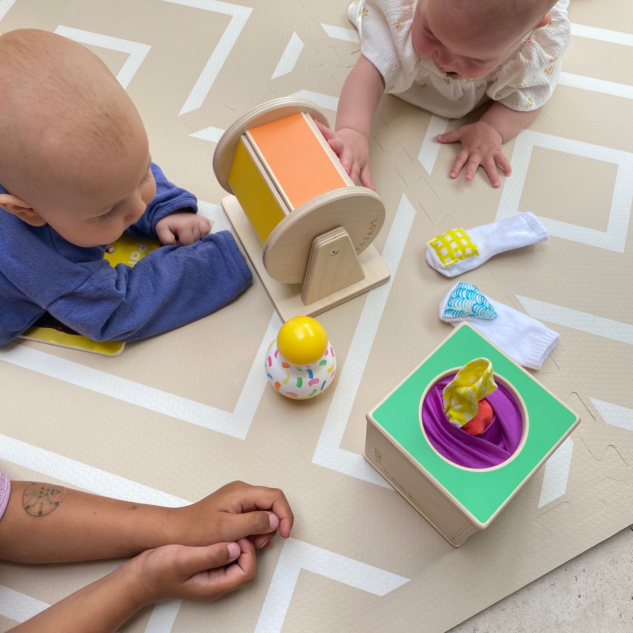 Twee baby’s doen tummy time op een zachte speelmat baby foam van Eeveve, veilig en comfortabel spelen
