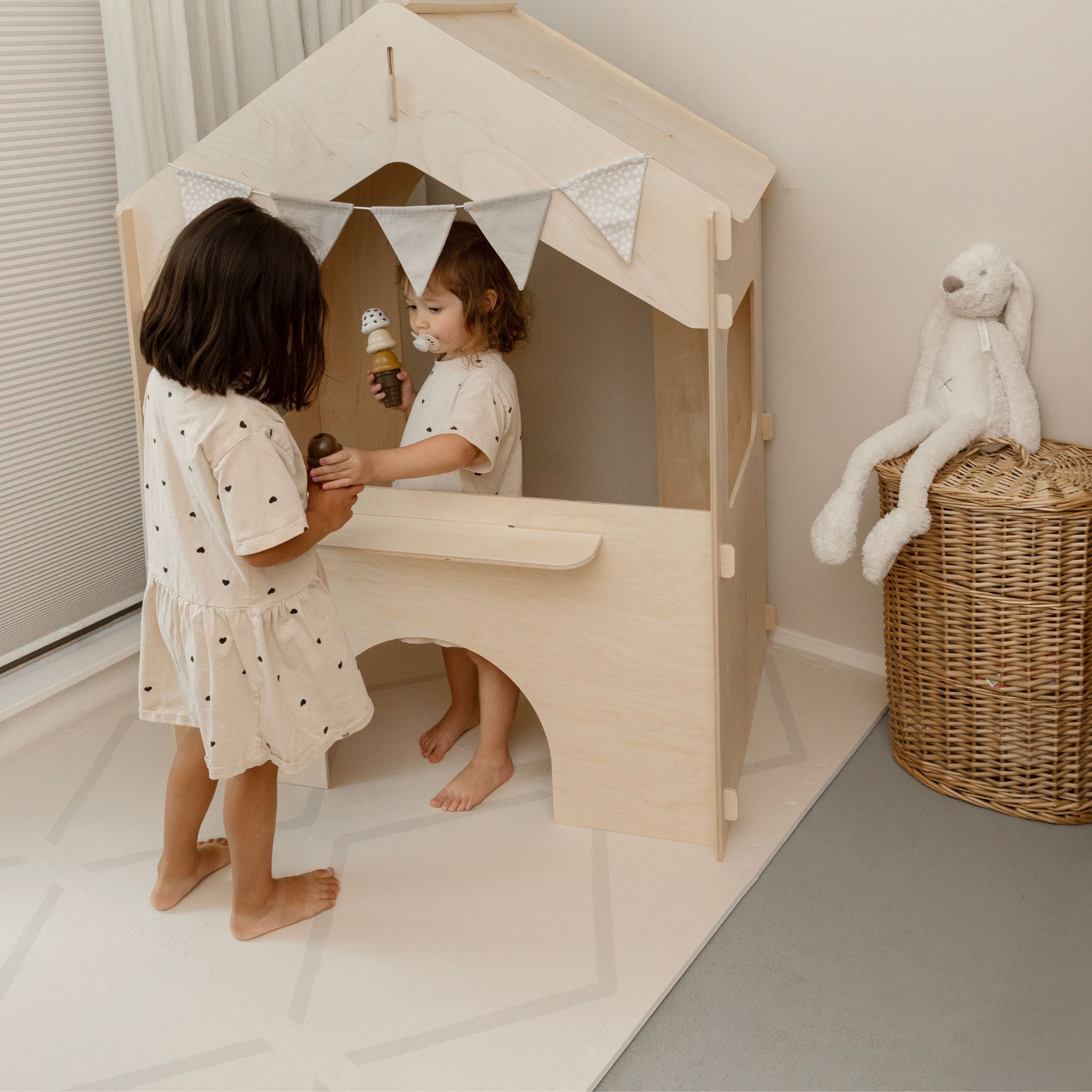 Twee zusjes spelen samen op een speelmat baby foam van Eeveve in een gezellige speelhoek