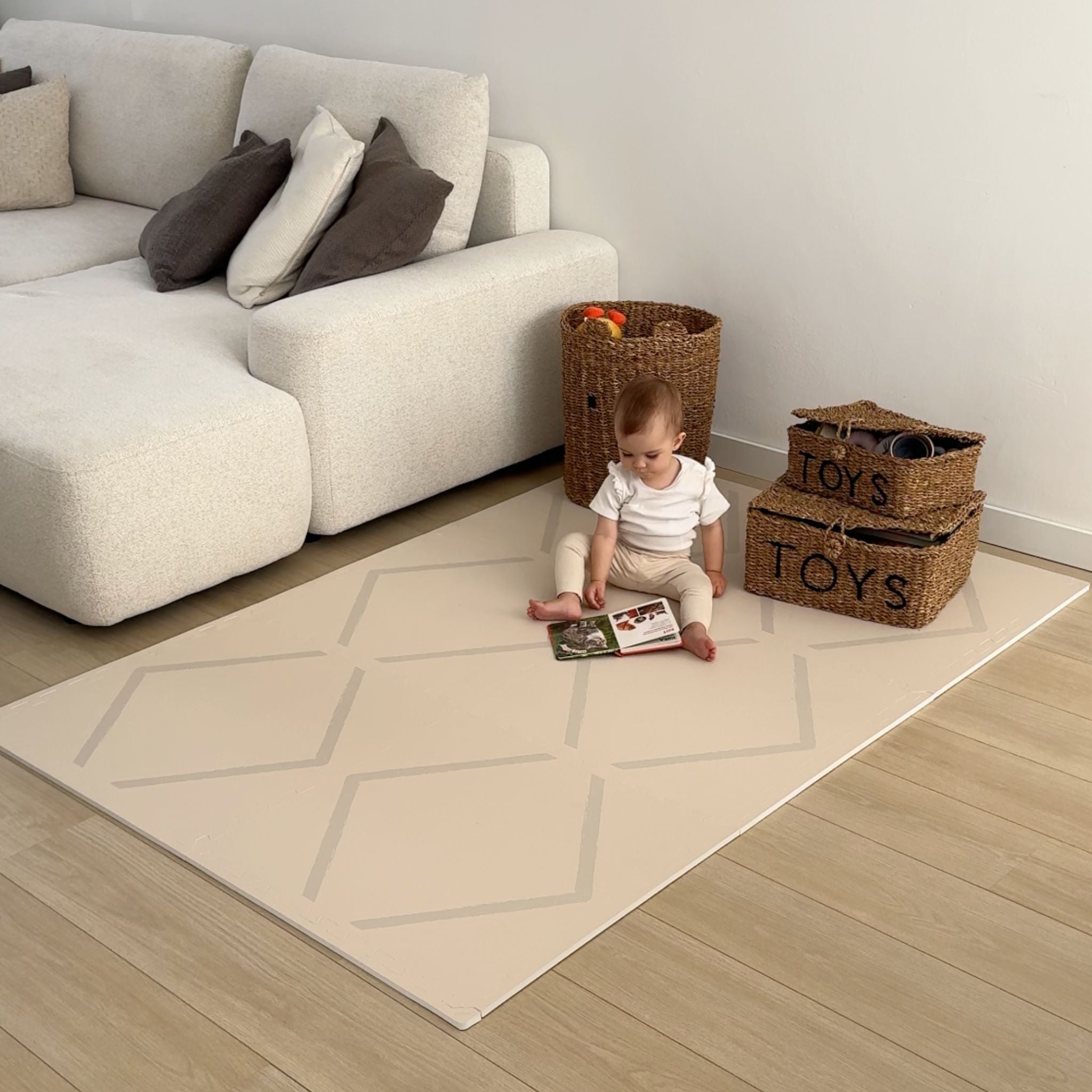 Baby spelend op speelmat baby foam 120x180 cm Beni Cashmere van Eeveve in een stijlvolle woonkamer