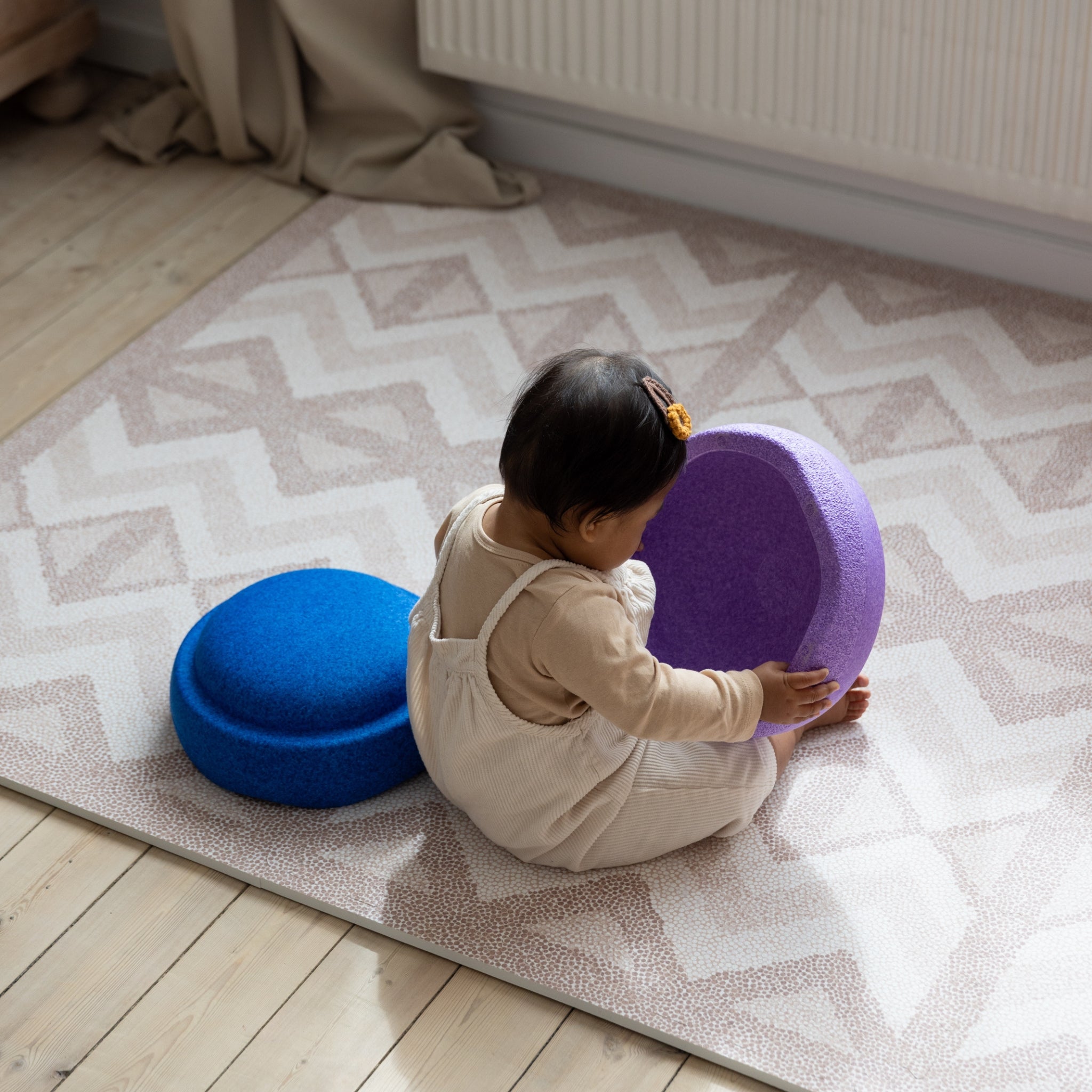 Babymeisje van 9 maanden spelend op speelmat baby foam Kilim Soft Clay van Eeveve, zachte en veilige speelplek in huis