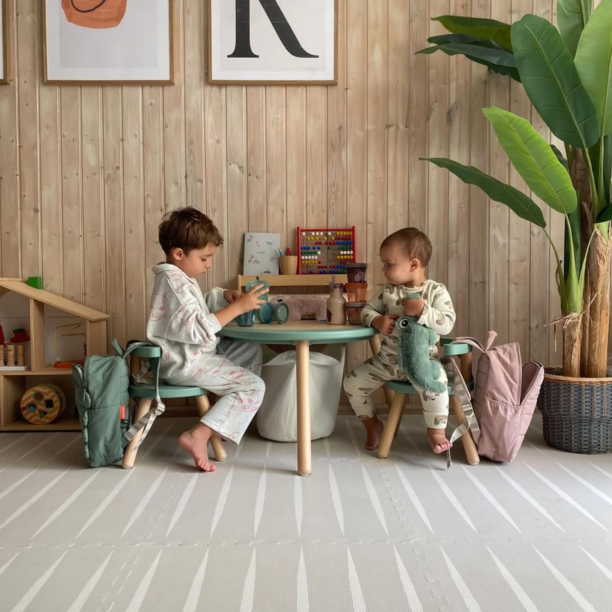 Speelmat baby foam Lucio Linen van Eeveve in een mooie jongensspeelkamer, stijlvolle en veilige basis voor dagelijks spelen
