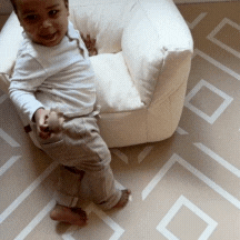 Peuter kruipt op speelmat baby foam Modern Blocks Desert Sand in kinderkamer met beige tinten