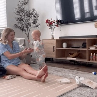 Baby spelend op speelmat baby foam Lucio Sand in woonkamer