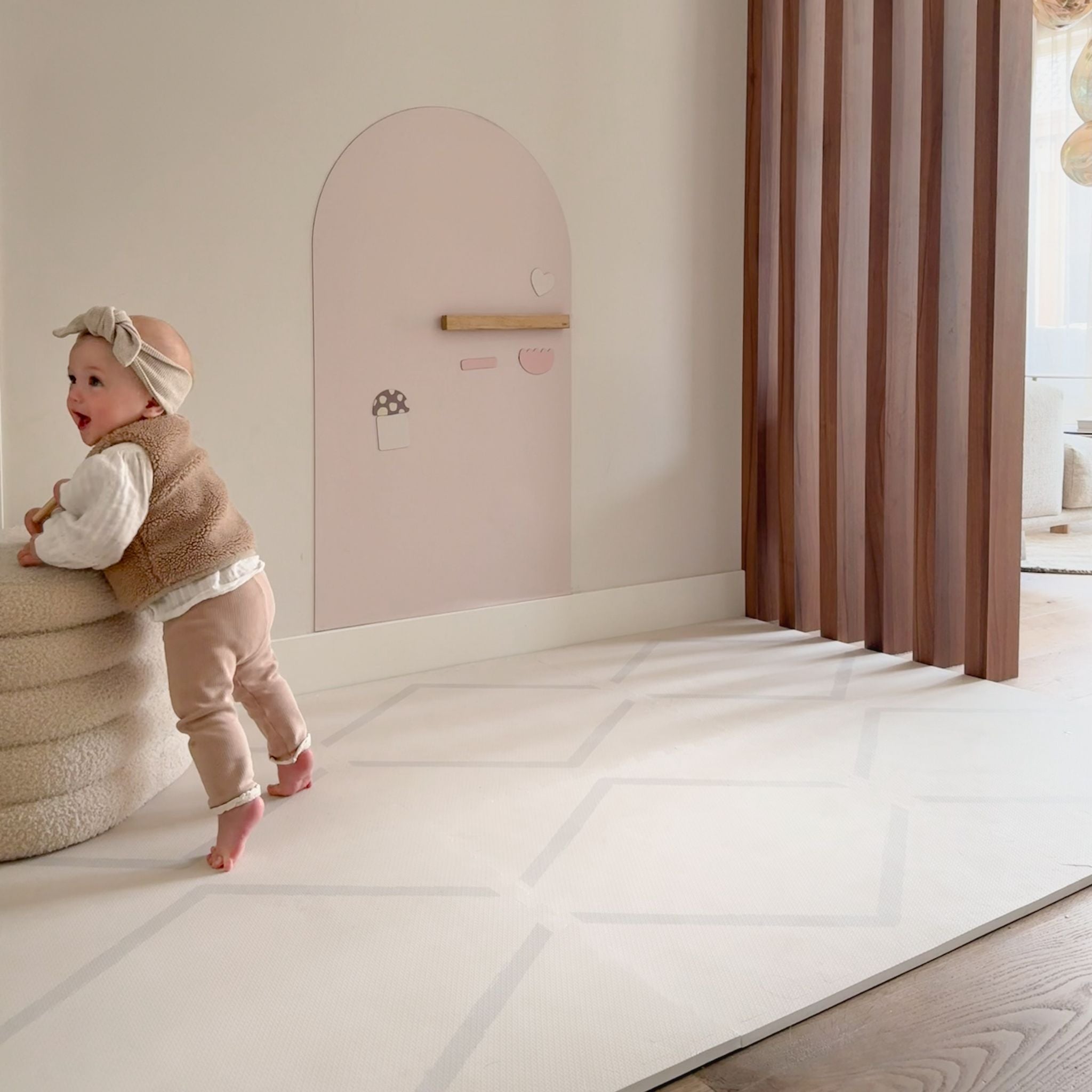 Baby staat rechtop op de veilige speelmat baby foam Beni Cashmere van Eeveve, ondersteunt eerste stapjes in stijlvolle omgeving