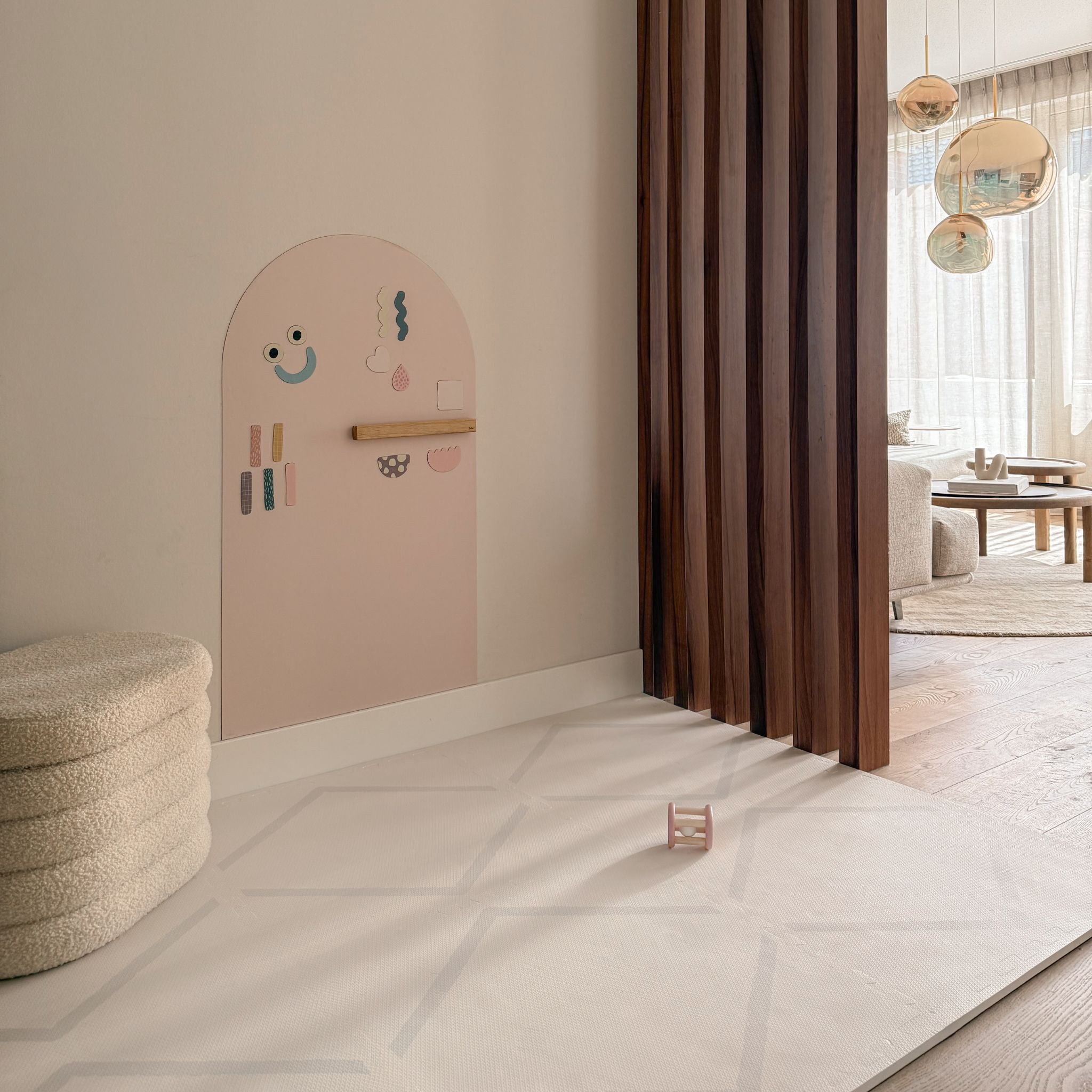 Speelmat baby foam Beni Cashmere van Eeveve in een modern beige interieur, vormt een stijlvolle speelhoek en subtiele ruimtedeling