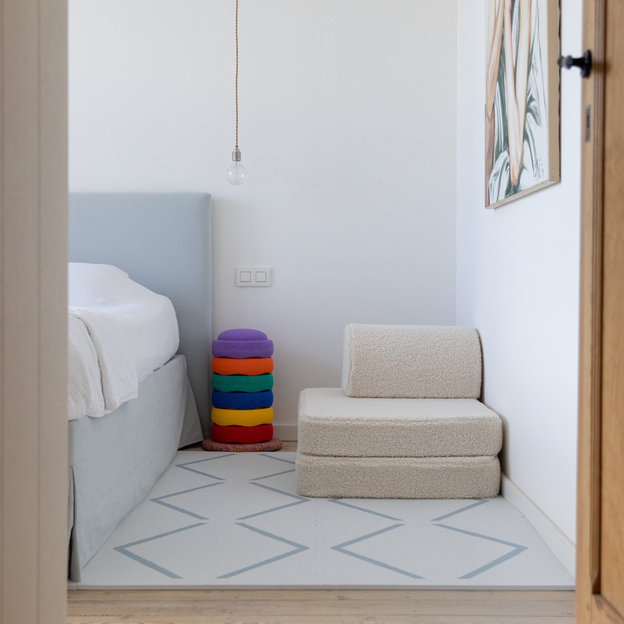 Speelmat baby foam Beni Powder Blue van Eeveve naast het bed geplaatst, creëert een zachte en veilige speelplek in de slaapkamer