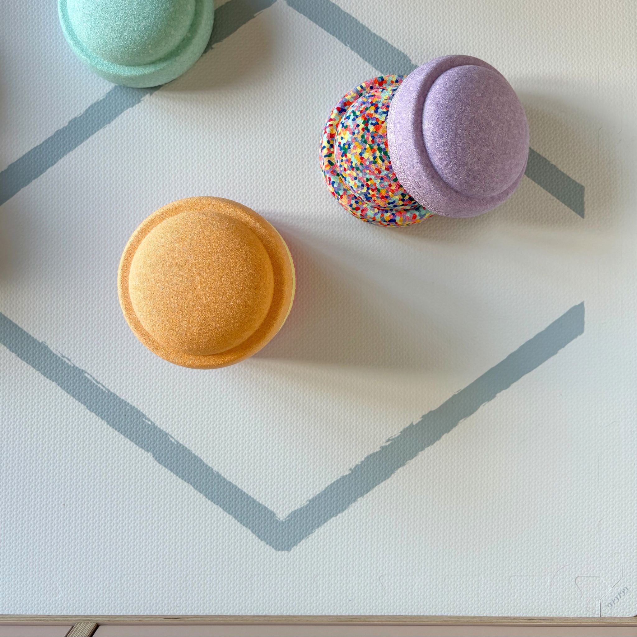 Speelmat baby foam Beni Powder Blue van Eeveve brengt subtiele kleur in een interieur voor ouders die van een speels en kleurrijk design houden