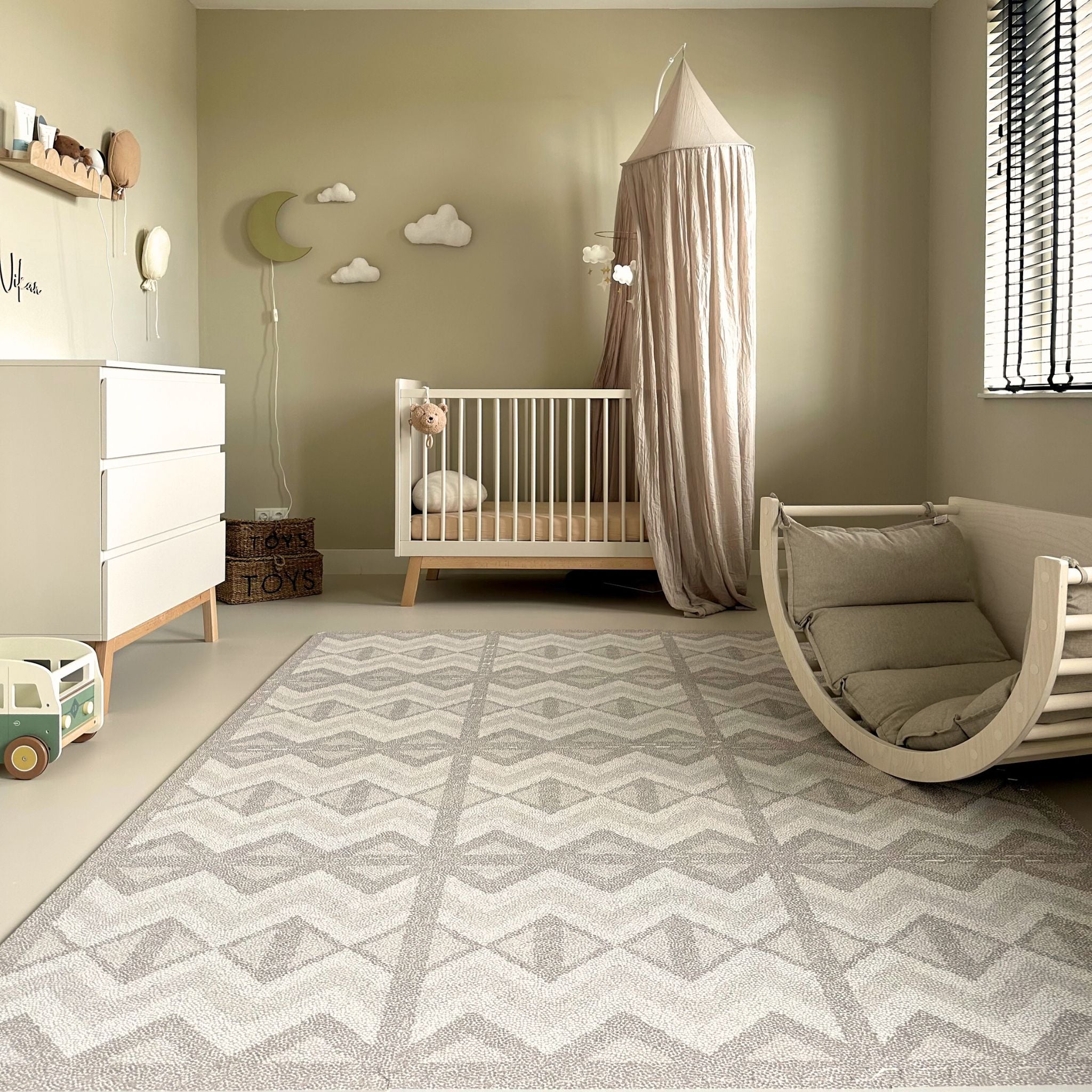 Speelmat baby foam Kilim Truffle 180x240 cm van Eeveve in een groene babykamer met warme natuurlijke tinten