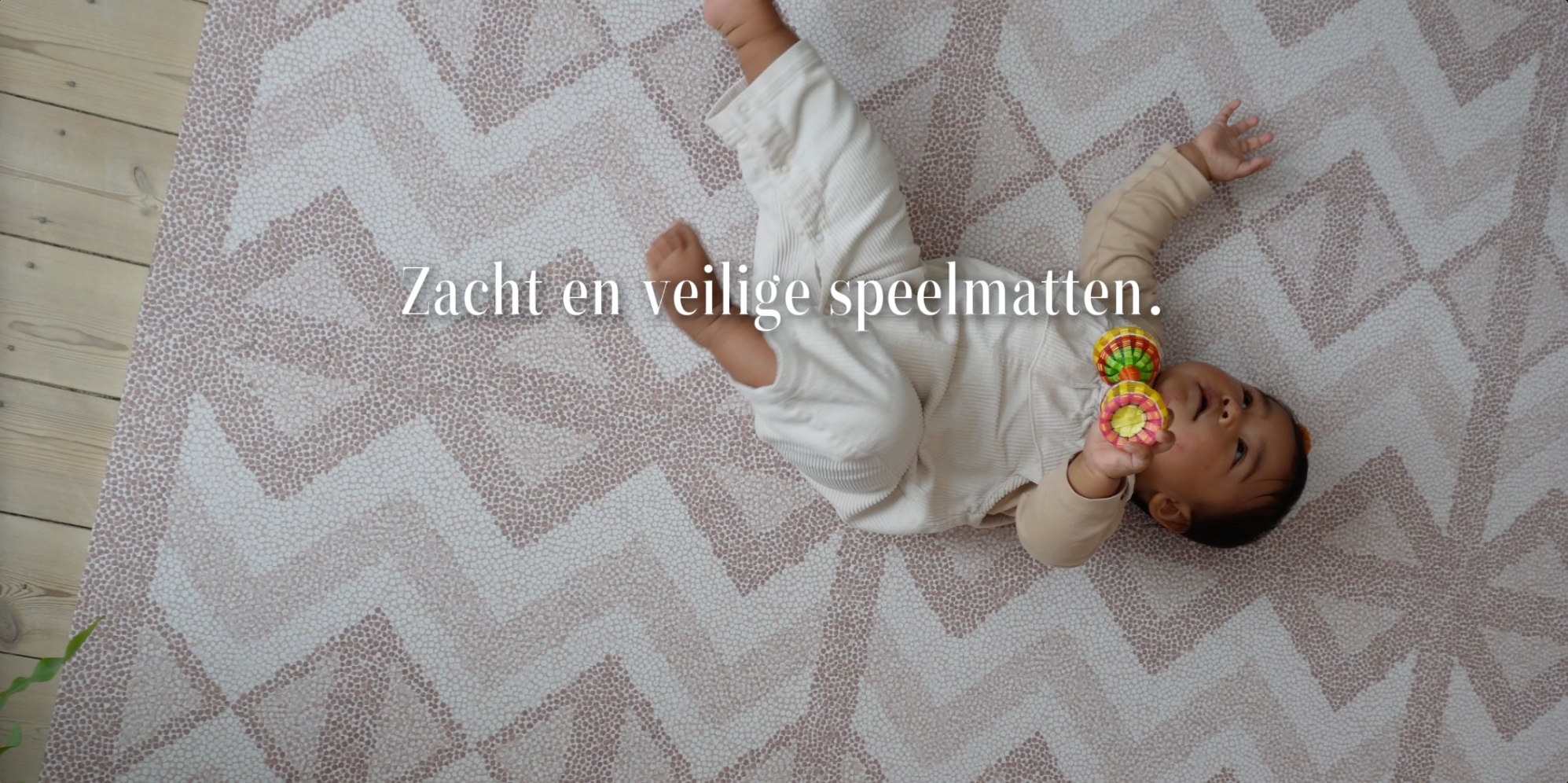 Video thumbnail van Eeveve baby spelend op speelmat baby foam in een stijlvol interieur, waar design en comfort samenkomen